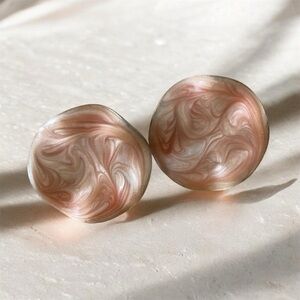 Avon vintage pearlized clip earrings with gold tone ruffle edge peach swirl